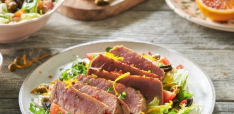 Gegrilde tonijnsteak en salade