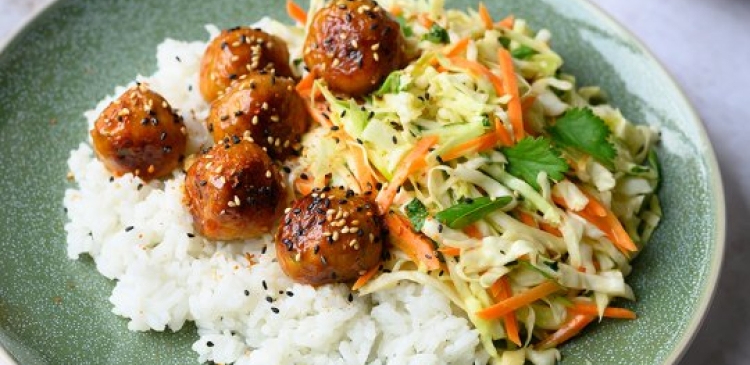 Tsukune (Japanse gehaktballetjes) met coleslaw