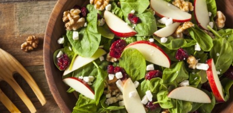 Spinazie- appelsalade met honing-mosterddressing