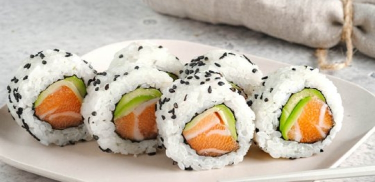 Uramaki met zalm en avocado