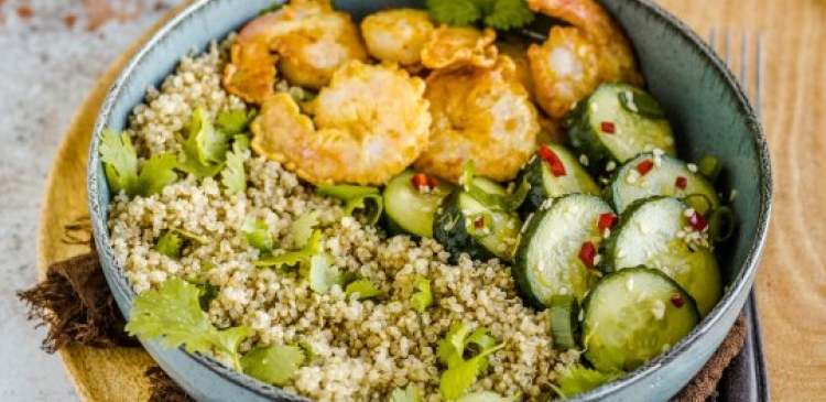 Quinoa bowl met citrusgarnalen en komkommersalade